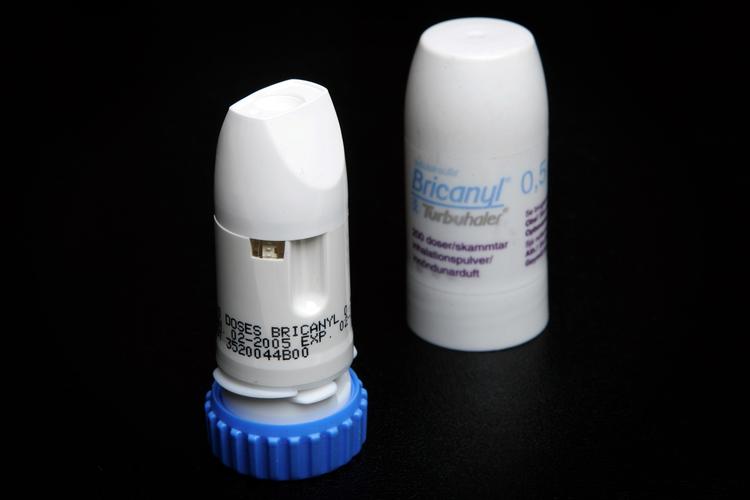 Astma. 5 ud af 10 danskere tager deres astmamedicin forkert. Det kan have store samfundsøkonomiske konsekvenser. 