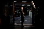 Lokal-tv. DR skal møde den øgede konkurrence med serier om at være dansker i Danmark. Kun hvis man beholder sin nordiske klang, har man en chance internationalt, mener dramachef Piv Bernth, her i kulisserne til den nye serie 'Bedraget'. 