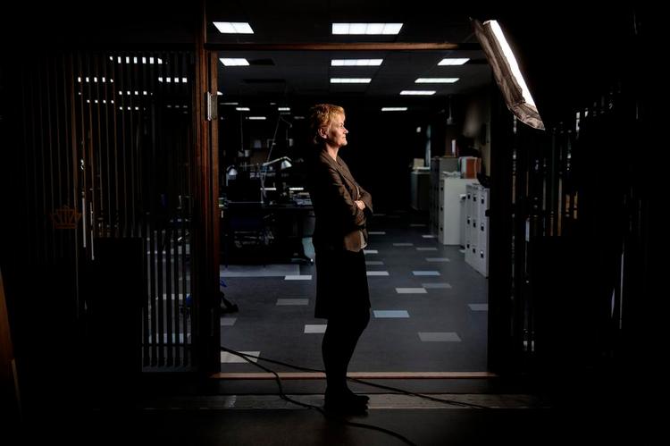 Lokal-tv. DR skal møde den øgede konkurrence med serier om at være dansker i Danmark. Kun hvis man beholder sin nordiske klang, har man en chance internationalt, mener dramachef Piv Bernth, her i kulisserne til den nye serie 'Bedraget'. 