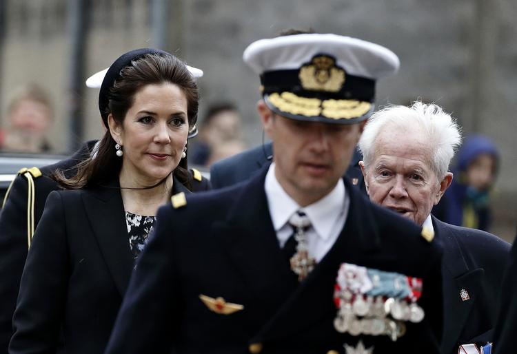 Danmark. Kronprinsesse Mary,  kronprins Frederik og formand for Danske Veteraner, Jens Ege, deltog i dagens mindegudstjeneste i København. 