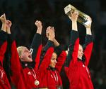 Guld. Mette Vestergaard (yderst th.) var anfører på det danske landshold, der vandt EM i 2002 på hjemmebane. Derfor var det hende, der fik overrakt den prangende pokal. 