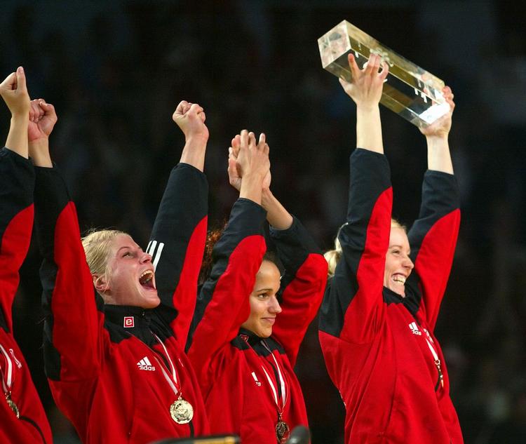 Guld. Mette Vestergaard (yderst th.) var anfører på det danske landshold, der vandt EM i 2002 på hjemmebane. Derfor var det hende, der fik overrakt den prangende pokal. 