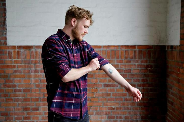 FACADEN. I lange perioder lykkedes det den nu 27-årige Simon at skjule over for venner og bekendte, at han var hjemløs. 