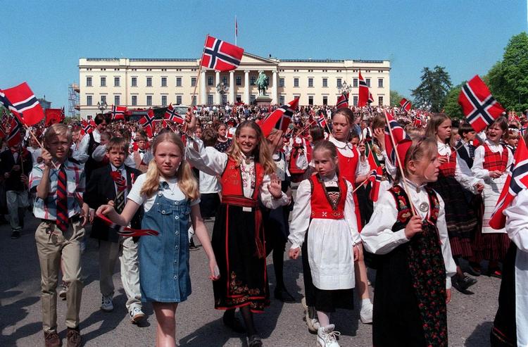 Norge. Om under to uger er det tid til nationaldag og fest i Norge. Festen bliver dog måske ikke helt så stor som de tidligere år. Der er nemlig nedgang i den norske olieøkonomi. 