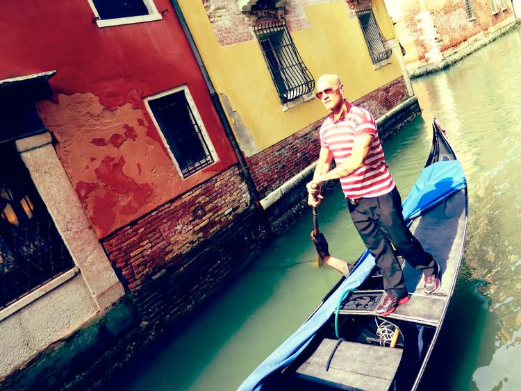 Kunstbesøg. Efter lidt vanskeligheder lykkedes det Politikens udsendte at finde vej til biennaleområdet i Venedig. Her møder han bl.a. Danh Vo, der udstiller i den danske pavillon og på kunstmusset Punta Della Dogana. 