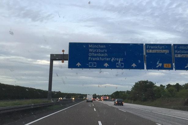 EFFEKTIVT. På tysk motorvej kan holdets Porsche Cayenne strække ud. Her passerer bilen Frankfurt. 