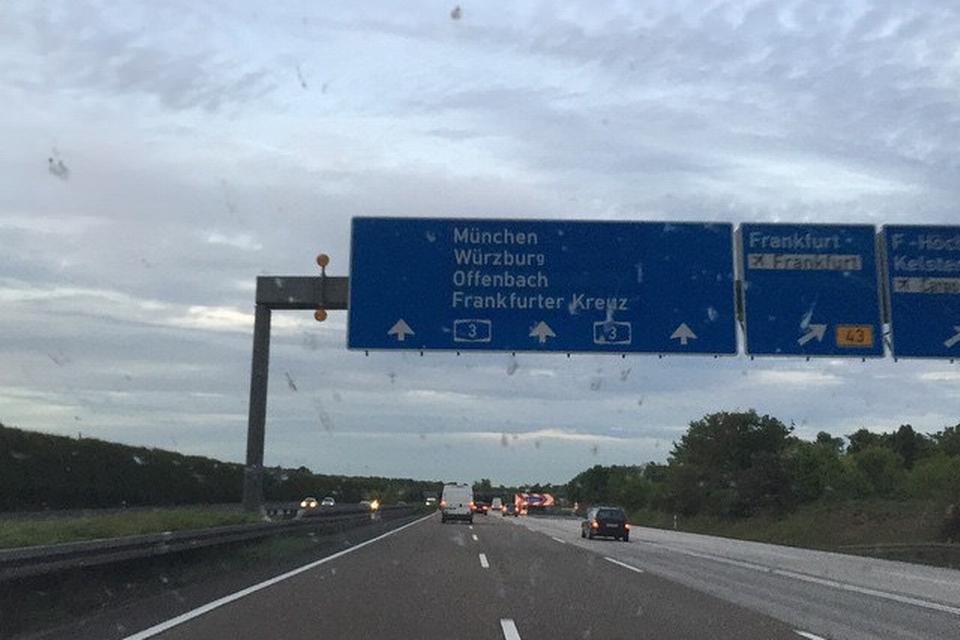 EFFEKTIVT. På tysk motorvej kan holdets Porsche Cayenne strække ud. Her passerer bilen Frankfurt. 