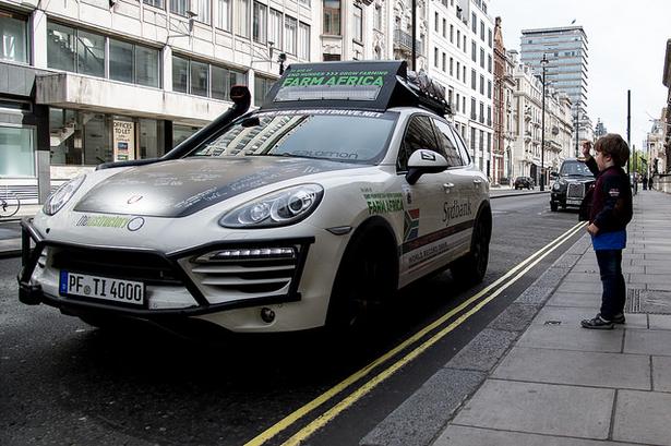 AFSTIKKER. Holdet var lige et smut i London. De vil nemlig også sætte rekord på strækningen London-Cape Town. 