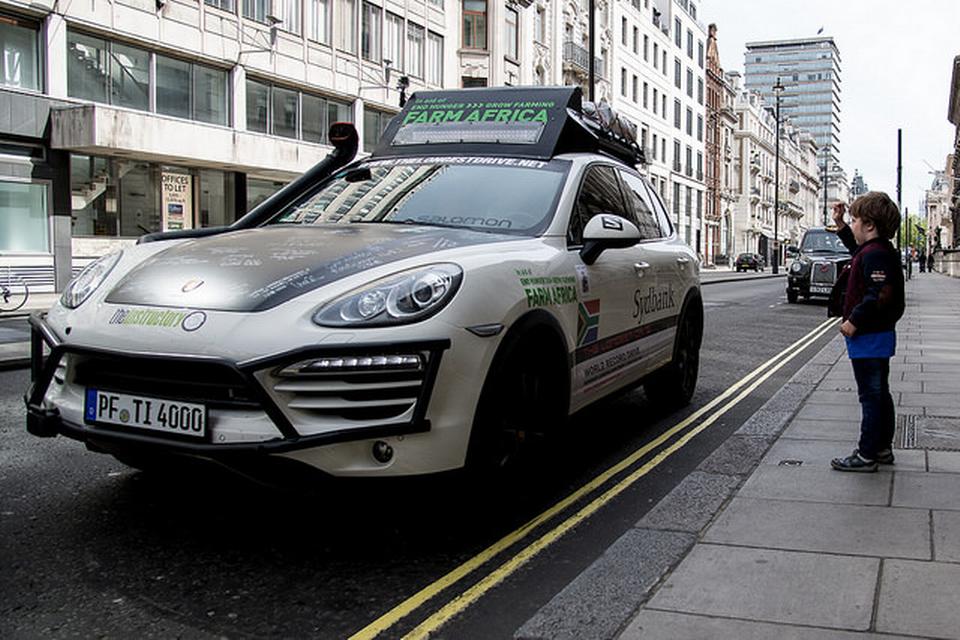 AFSTIKKER. Holdet var lige et smut i London. De vil nemlig også sætte rekord på strækningen London-Cape Town. 