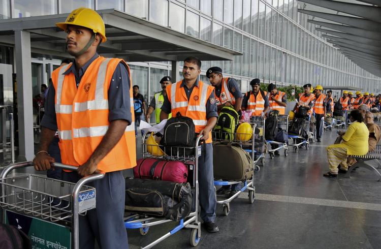 Hjælpeindsats. Et indisk redningshold i Kolkata Lufthavn på vej til Katmandu for at hjælpe i redningsindsatsen. FN og Dansk Røde Kors efterlyser nu, at landene sender færre eftersøgningshold og i stedet bidrager med hjælp til at skaffe mad og læ til de nødstedte efter jordskælvet. 