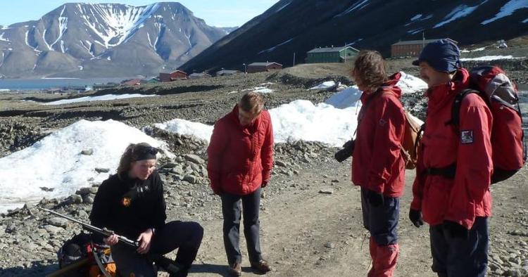 Ladt. Gevær er en del af det faste udstyr på vandreture udenfor byområdet på Svalbard. 