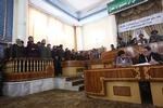 Farkhunda. Retssagen mod 49 mænd, der mistænktes for at stå bag drabet på en 27-årige kvinde, tog kun fire dage. I dag blev fire dømt til døden, otte fik hver især 16 års fængsel, mens 18 blev frikendt på grund af manglende beviser. De sidste 19, alle politifolk, der er tiltalt ofr pligtforsømmelse og for ikke have forhindret drabet, får deres dom i weekenden. 