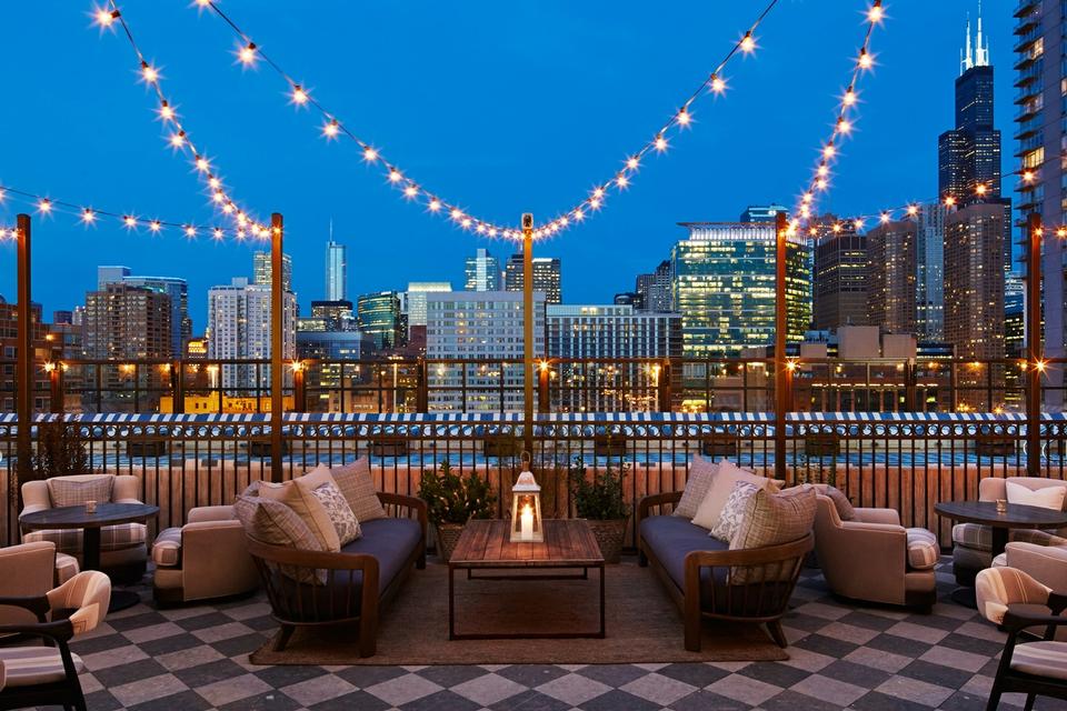 CHICAGO. Hvis det ikke blæser for meget og ikke er for koldt, er det oplagt at tage en drink på terrassen på Soho House i Chicago. Her er der fantastisk udsigt til byens tårne og skyskrabere. Hotellet er samtidig en klub, hvor udvalgte medlemmer til en del af stedets faciliteter. Alle kan dog booke et værelse. 