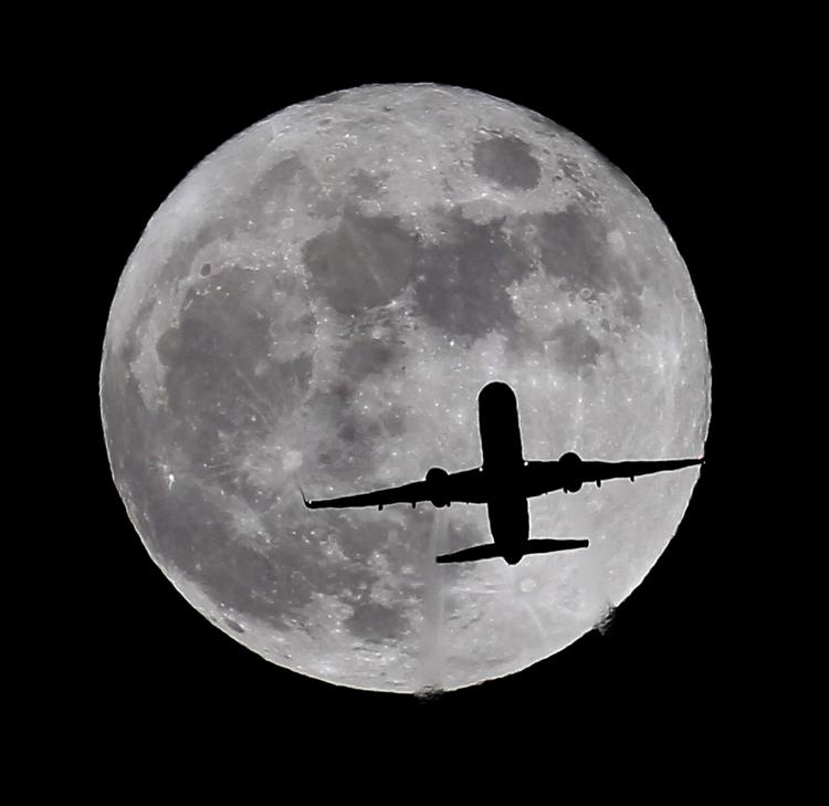 Afsted. Dagligt flyver omkring 27.000 fly i Europas luftrum, og tallet er stigende. Det kræver modernisering af trafikken for at dæmme op for forsinkelser og store omveje, der koster brændstof og udleder unødvendig meget CO2. 