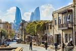 Fortidnutid. Aserbajdsjans hovedstad Baku er kontrasternes by. I den gamle bydel står tiden nærmest stille, men lige udenfor bymuren tordner byens moderne vartegn, de tre Flammetårne, op imod himlen sammen med mange andre supermoderne bygninger opført for oliepenge. 