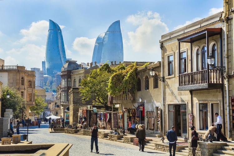 Fortidnutid. Aserbajdsjans hovedstad Baku er kontrasternes by. I den gamle bydel står tiden nærmest stille, men lige udenfor bymuren tordner byens moderne vartegn, de tre Flammetårne, op imod himlen sammen med mange andre supermoderne bygninger opført for oliepenge. 