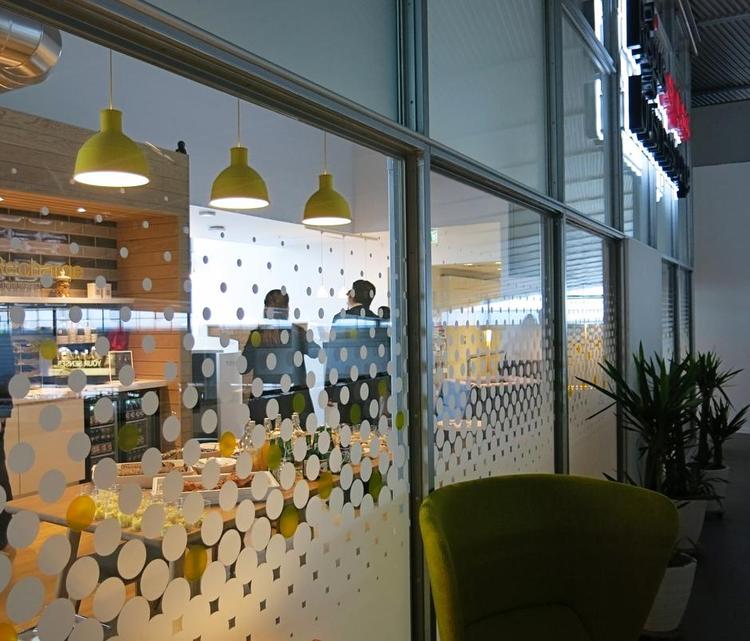 oase. Bag glasruden i den nye longe i Københavns Lufthavn er der mulighed for at arbejde uforstyrret. Og få lidt at spise. 
