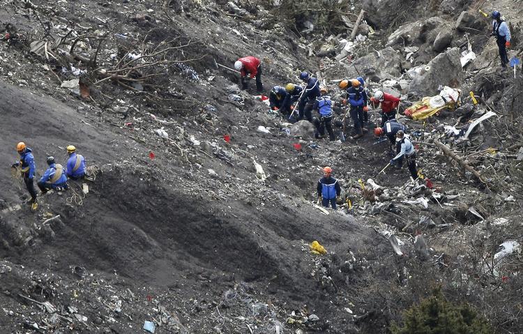 Germanwings. Andenpiloten på Germanswings-flyet, der i marts bragede mod en bjergside i De Franske Alper og dræbte 150 mennesker, skal ifølge den franske havarikommission have øvet sig på den kontrollerede nedstigning på udturen. 