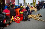 Nødhjælp. Et tysk rednings- og eftersøgningshold med hunde venter for to uger siden i Frankfurt Lufthavn på afgang mod Nepal. Dette hold nåede tidligt frem, men nu advarer organisationer om, at der ikke længere er brug for den type hjælp efter jordskælvet. 