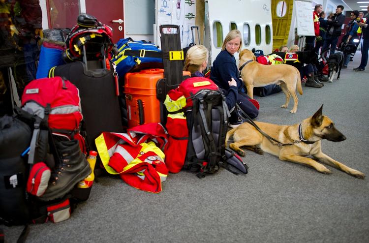Nødhjælp. Et tysk rednings- og eftersøgningshold med hunde venter for to uger siden i Frankfurt Lufthavn på afgang mod Nepal. Dette hold nåede tidligt frem, men nu advarer organisationer om, at der ikke længere er brug for den type hjælp efter jordskælvet. 