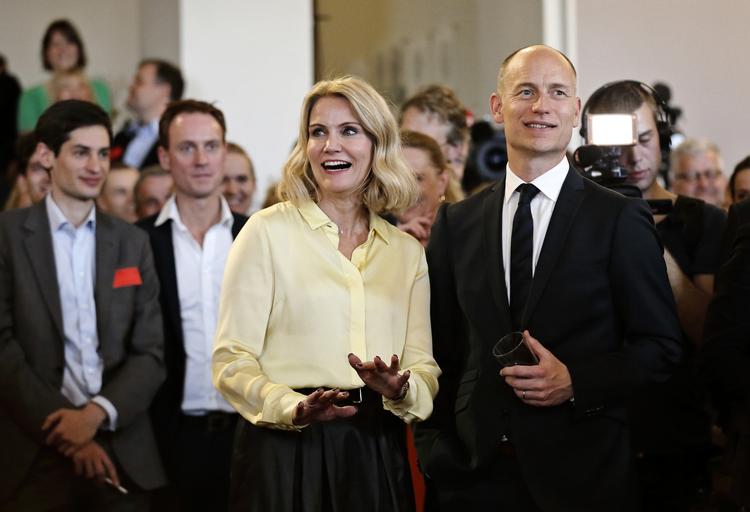 parlamentsvalg. Stephen Kinnock (th), der her ses sammen med sin kone, Helle Thorning-Schmidt (S), i forbindelse med fejringen af hendes 10-års jubilæum som socialdemokratisk formand forleden, er på valg i Aberavon i Wales. Meget skal gå galt, hvis ikke han sikrer Labour en plads i parlamentet. 