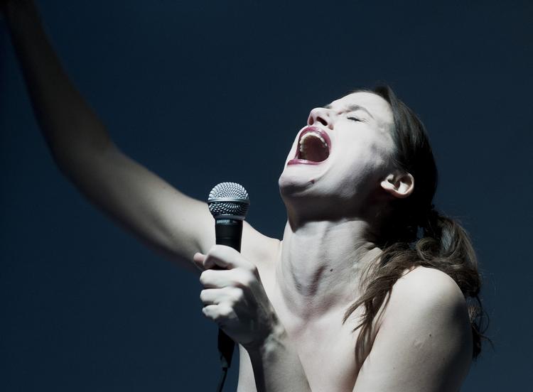 Smerteskrig. Danica Curcic er nomineret til en Reumert for hendes hovedrolle i forestillingen 'Lort'. 