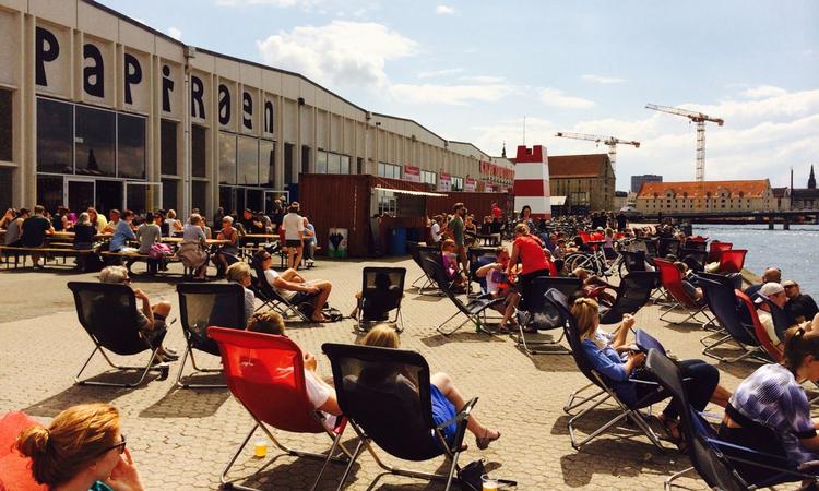 Papirøen. Madmarkedet Copenhagen Street Food har god udsigt og sol hele dagen. 