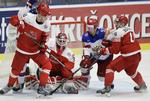 klumpspil. Nicholas Jensen og Sebastian Dahm i nærkamp med nogle russiske spillere. 