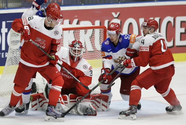 klumpspil. Nicholas Jensen og Sebastian Dahm i nærkamp med nogle russiske spillere. 