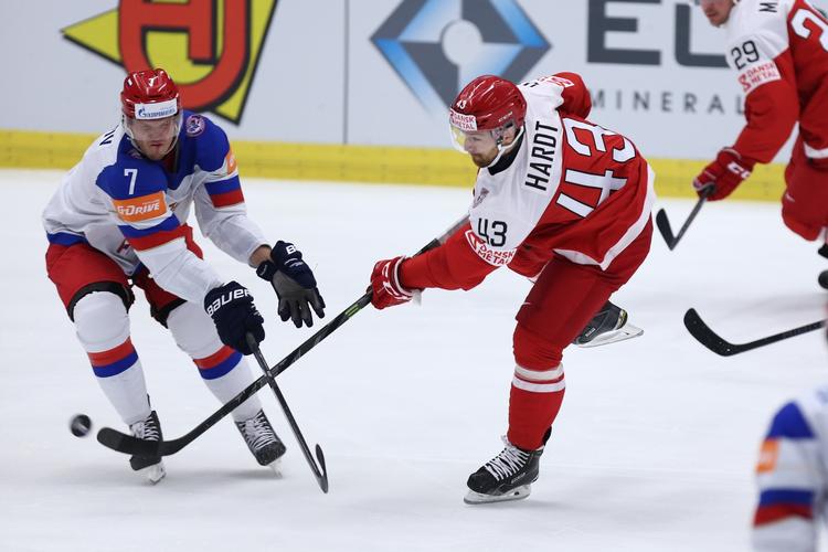 målsulten. Nichlas Hardt forsøger sig med et skud mod Ruslands mål. Danmark tabte kampen ved VM 5-2. 