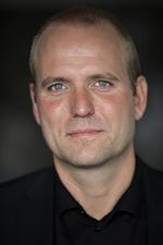 Upolitisk. Den politisk udpegede formand for Movia, Thomas Gyldal Petersen, afviser, at der ligger politiske motiver bag fjernelse af busannoncer om bosættervarer. 