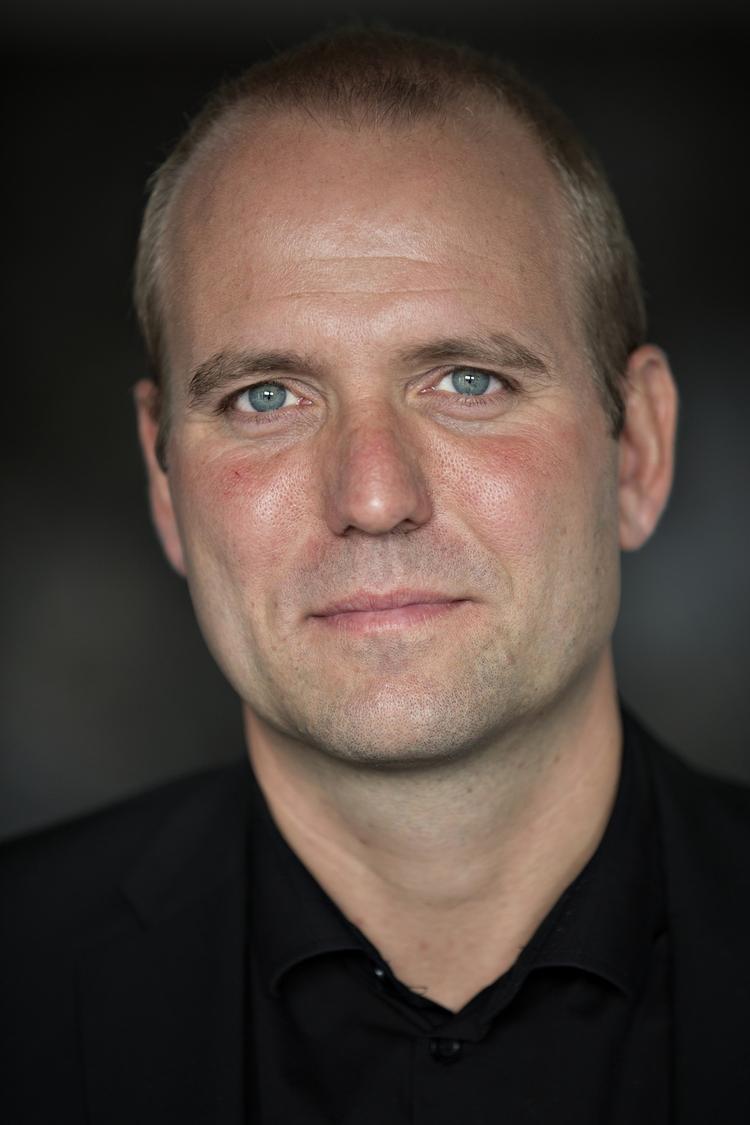 Upolitisk. Den politisk udpegede formand for Movia, Thomas Gyldal Petersen, afviser, at der ligger politiske motiver bag fjernelse af busannoncer om bosættervarer. 