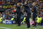 DUEL. Denne gang blev Pep Guardiola (tv.) den lille i duellen med sin tidligere klub Barcelona og dennes nye træner Luis Enrique. Men det kan stadig blive spændende i returopgøret på tirsdag. 