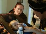 tvang. Lille Frej er blevet tvangsfjernet fra sin unge mor, Angelica, og sin mormor, Rikke, der kæmper for at få drengen tilbage. De medvirker i seriens 3. afsnit, der sendes i aften. 