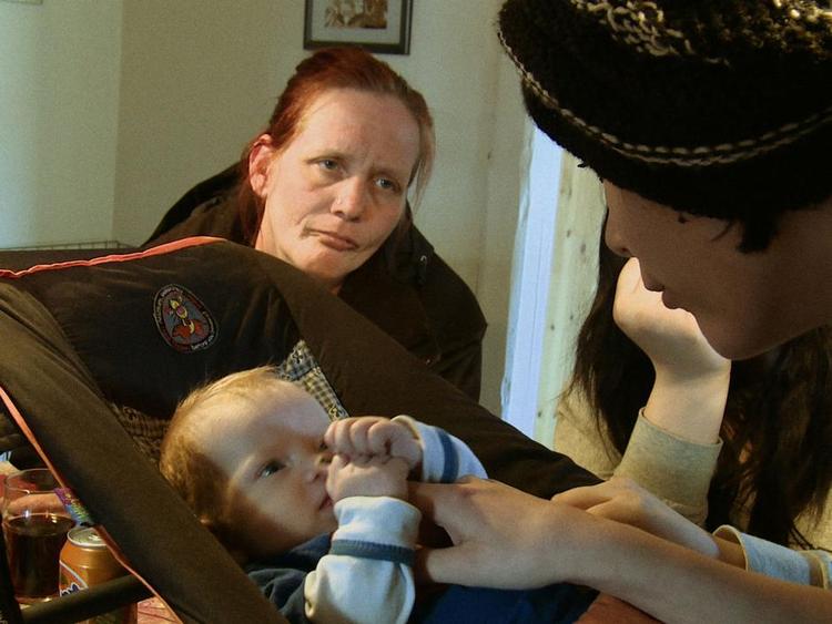 tvang. Lille Frej er blevet tvangsfjernet fra sin unge mor, Angelica, og sin mormor, Rikke, der kæmper for at få drengen tilbage. De medvirker i seriens 3. afsnit, der sendes i aften. 