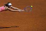 RÆKKEVIDDE: Maria Sharapova kan nå langt ud i hjørnerne under duellerne fra baglinjen, men det plejer Wozniacki også at kunne. Det kan blive en tæt duel. 