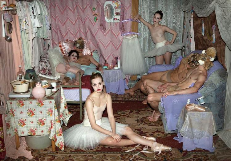 balletbeduinlejr. Publikum kan gå på opdagelse i en række små aflukker med en overdådighed af hvide forhæng, pastelmønstrede tæpper, ramponeret inventar og melodramatisk højstemte beboere, eller vi kan overvære de drabelige dyster, danserne tvinges til at udkæmpe på den store konkurrrencebane i midten. 