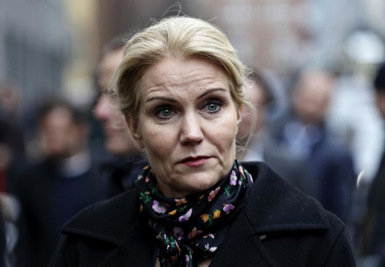 Reaktion. Statsminister Helle Thorning-Schmidt lægger blomster foran den jødiske synagoge, hvor en mand blev skudt. Nu rammer kritikken af indsatsen også regeringen. 