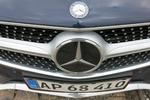 LOGO. Mercedes lægger stor vægt på de traditionelle virkemidler som stjernen i kølergrillen. 