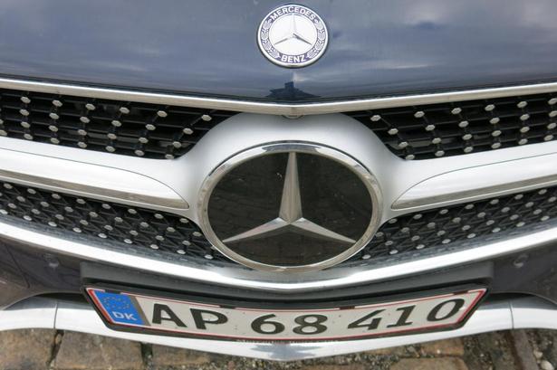 LOGO. Mercedes lægger stor vægt på de traditionelle virkemidler som stjernen i kølergrillen. 