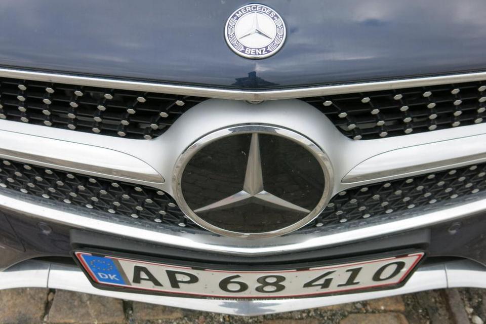 LOGO. Mercedes lægger stor vægt på de traditionelle virkemidler som stjernen i kølergrillen. 