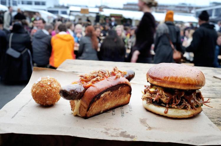 mums. Politiken anmelder Kødbyens Mad &amp; Marked der åbnede d. 4. april i år. Her lækkerier fra Gorillas hotdog. 