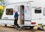 valgsted. I Storbritannien er der tradition for at have valgsteder alle mulige steder. For eksempel på museer og pubs, i en vindmølle og et vaskeri  - og så dette, som vel nok er det mindste sted af slagsen. Campingvognen står i Garthorpe i England. 
