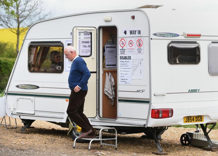 valgsted. I Storbritannien er der tradition for at have valgsteder alle mulige steder. For eksempel på museer og pubs, i en vindmølle og et vaskeri  - og så dette, som vel nok er det mindste sted af slagsen. Campingvognen står i Garthorpe i England. 