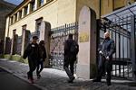 Bevæbnet bevogtning. Det Jødiske Samfund i Danmark har forgæves appelleret om bevæbnet politi ved jødiske institutioner. Først efter angrebet på Krudttønden og synagogen i februar blev ønsket en realitet - indtil videre. »Det var den situation, vi prøvede at undgå«, siger formanden, Dan Rosenberg Asmussen. 
