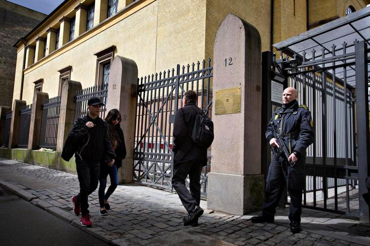 Bevæbnet bevogtning. Det Jødiske Samfund i Danmark har forgæves appelleret om bevæbnet politi ved jødiske institutioner. Først efter angrebet på Krudttønden og synagogen i februar blev ønsket en realitet - indtil videre. »Det var den situation, vi prøvede at undgå«, siger formanden, Dan Rosenberg Asmussen. 