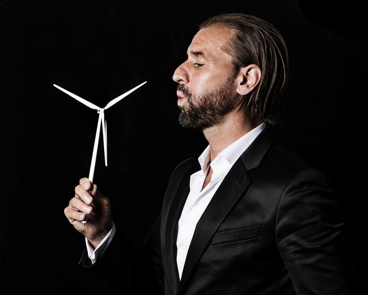 Jobskifte. Morten Albæk, der i seks år har været en af Vestas' mest markante profiler i offentligheden, forlader nu virksomheden og stifter investeringsselskabet Voluntas, der vil udoøve aktivt ejerskab. 