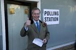 OUTSIDER. Nigel Farage fra Ukip har været en aparte figur i britisk politik. Hans parti ser ikke ud til at få mere end 1-2 pladser, selv om det får op mod 15 procent af stemmerne - en omstændighed, dets nyvalgte parlamentsmedlem kritiserer skarpt. 