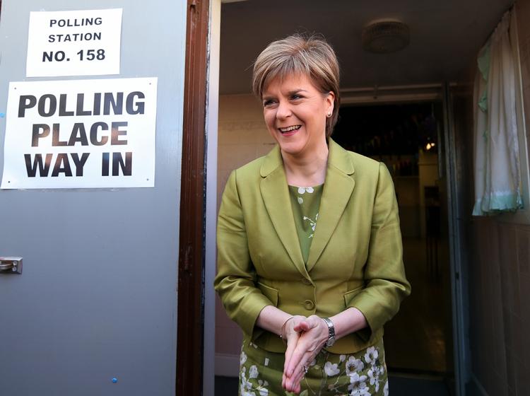 FØRSTEDAME. Nicola Sturgeon er formand for SNP og førsteminister i det skotske selvstyre. Både syd og nord for grænsen til England giver SNP's enorme valgsejr anledning til overvejelser om skotternes fremtid i Storbritannien. 