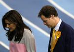 NEDERLAG. Nick Clegg - der her ses med ægtefællen Miriam Gonzalez Durantez - på sejrspodiet i Sheffield, hvor han har vundet et mandat. Men hans tid som partileder er ovre efter De Liberale Demokraters tilbagegang ved valget. 
